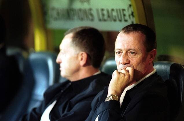 Co-Trainer Bernard Lacombe (Lyon) nachdenklich Fußball EC 1 Herren Champions League 2001 2002, Istanbul - Olympique Lyonnais (Frankreich) 0:1, Vneg Einzelbild Stadion Sükrü Karacoglu Istanbul Nachdenklichkeit,  
