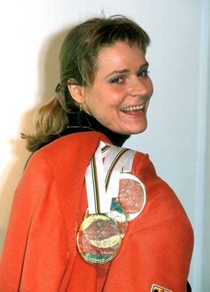 Gunda Niemann-Stirnemann (Deutschland) schultert ihre Medaillen Eisschnellauf OS Winter Damen Winterspiele, Olympische Spiele 1992, Olympiade, Olympia Einzelbild Albertville Freude,