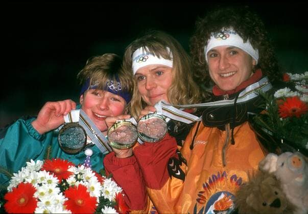 V.li.: Claudia Pechstein, Gunda Niemann-Stirnemann und Heike Warnicke (alle Deutschland) präsentieren stolz ihre Medaillen Eisschnellauf OS Winter Damen Winterspiele, Olympische Spiele 1992, Olympiade, Olympia Gruppe Albertville Freude,