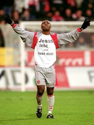 Cacau (Nürnberg) - Jesus lebt und liebt dich Fußball 1. BL Herren Saison 2001 2002, Leverkusen - 1. FC Nürnberg 4:2 Einzelbild BayArena Leverkusen