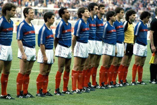 Mannschaftsfoto Frankreich v. li.: Bruno Bellone, Bernard Lacombe, Alain Giresse, Jean Tigana, Luis Fernandez, Maxime Bossis, Yvon Le Roux, Manuel Amoros, Patrick Battiston, Joel Bats, Michel Platini Fußball EM Herren Europameisterschaft 1984, Länderspiel Totale Parc des Princes, Prinzenpark Paris