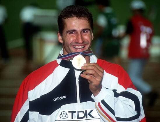 Weltmeister Lars Riedel (Deutschland) - Siegerehrung Leichtathletik WM Herren Weltmeisterschaft 1991, WM, Diskus, Diskuswurf, Diskuswerfen, Nationalmannschaft, Nationalteam Einzelbild Olympiastadion Tokio, Tokyo Glück, Freude,