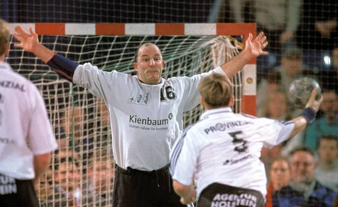 Torwart Stefan Hecker (hinten, Gummersbach) erwartet den Strafwurf Handball 1. BL Herren Saison 2000 2001, THW Kiel - VfL Gummersbach 23:20, Vdia Gruppe Ostseehalle Kiel