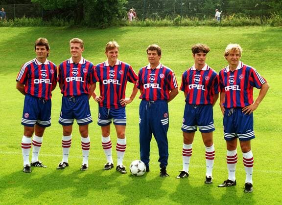 Neuzugänge Bayern, v. li.: Emil Kostadinov, Thomas Strunz, Andreas Herzog, Trainer Otto Rehhagel, Ciriaco Sforza und Jürgen Klinsmann (alle Bayern) Fußball 1. BL Herren Saison 1995 1996, FC Bayern München, Vorstellung, Präsentation, Pressetermin Gruppe München