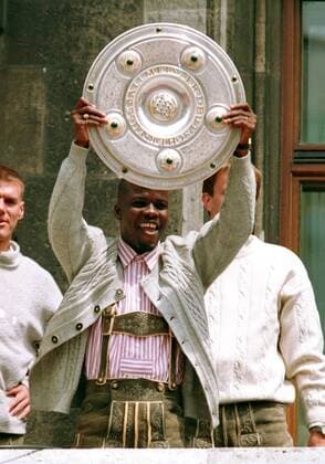 Samuel Osei Kuffour (Bayern) präsentiert die Meisterschale Fußball 1. BL Herren Saison 1996 1997, FC Bayern München, Deutscher Meister, Meisterfeier Einzelbild Rathaus München Freude,
