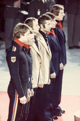 V. li.: BRD 1 (Manfred Schumann, Wolfgang Zimmerer), DDR 2 (Meinhard Nehmer, Bernhard Germeshausen) und Schweiz 1 (Erich Schärer, Josef Benz) Bobsport OS Winter Herren Olympische Winterspiele 1976, Olympia, Olympiade, Spiele, Bob, Zweierbob, Zweier, 2er Gruppe Olympiaeisstadion Innsbruck, Igls