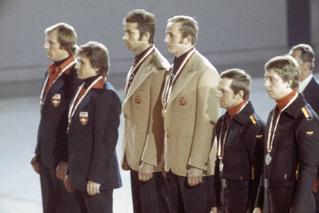 V. li.: Schweiz 1 (Erich Schärer, Josef Benz), Olympiasieger DDR 2 (Meinhard Nehmer, Bernhard Germeshausen) und BRD 1 (Manfred Schumann, Wolfgang Zimmerer) Bobsport OS Winter Herren Olympische Winterspiele 1976, Olympia, Olympiade, Spiele, Bob, Zweierbob, Zweier, 2er Gruppe Olympiaeisstadion Innsbruck, Igls