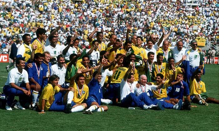 Brasilien als Weltmeister 1994, in der ersten Reihe v. li.: Leonardo, Branco, Bebeto, Trainer Carlos Alberto Pereira, Sportdirektor Mario Zagallo, xxx und der junge Ronaldo Fußball WM Herren Weltmeisterschaft, Finale, Endspiel, Nationalmannschaft, Nationalteam, Nationaltrikot Totale Rose Bowl Pasadena Los Angeles Glück, Freude, Begeisterung,