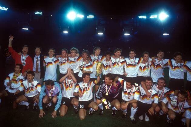 Deutschland als Weltmeister 1990, hinten v. li.: Co-Trainer Osieck, Teamchef Beckenbauer, Augenthaler, Reuter, Klinsmann, Mill, Buchwald, Riedle, Steiner, Berthold, Köpke, Kohler, Möller; vorn: Littbarski, Thon, Torwarttrainer Maier, Brehme, Matthäus... Fußball WM Herren Weltmeisterschaft, Finale, Endspiel, Nationalmannschaft, Nationalteam, Nationaltrikot Totale Stadio Olimpico, Olympiastadion Rom Glück, Begeisterung, Freude,