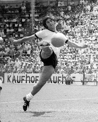 Gerd Müller (BR Deutschland) am Ball Fußball WM Herren Weltmeisterschaft 1970, Viertelfinale, Nationalmannschaft, Nationalteam, Nationaltrikot Einzelbild Estadio Guanajuato Leon Dynamik,