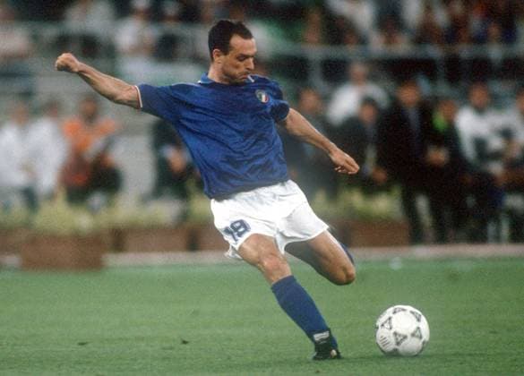 Salvatore Schillaci (Italien) am Ball Fußball WM Herren Weltmeisterschaft 1990, Nationalmannschaft, Nationalteam, Nationaltrikot Einzelbild Stadio Olimpico, Olympiastadion Rom Dynamik,