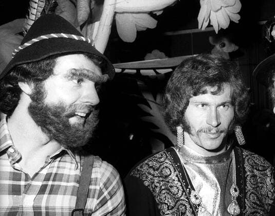Franz Beckenbauer (li.) und Paul Breitner (beide Bayern) im Karnevalskostüm Fußball 1. BL Herren Saison 1972 1973, FC Bayern München, Feier, Fest Gruppe München Komik