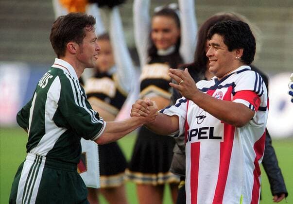 Lothar Matthäus (li., Deutschland) und Diego Armando Maradona (Argentinien, im Bayerntrikot) Fußball Herren Abschied 2000, Abschiedsspiel Lothar Matthäus, Verabschiedung, Nationalmannschaft, Nationalteam Gruppe Olympiastadion München Freude,