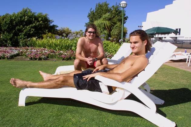 Roger Federer (Schweiz, re.) im Gespräch mit seinem Trainer Peter Lundgren (Schweden) im Burswood Hotel Garten Tennis Herren Hopman Cup 2000 2001, ATP-Tour, Hartplatz, Hardcourt, Hartplatztennis, Hartplatzturnier, Vdig Gruppe Perth