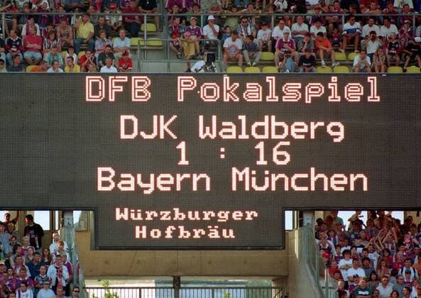 Bayern - Waldberg 1:16 Fußball Herren DFB-Pokal, 1. Hauptrunde, DJK Waldberg - FC Bayern München 1:16, Klatsche, hoher Sieg Totale Frankenstadion Waldberg