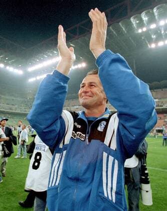Trainer Huub Stevens (Schalke) jubelt Fußball EC 3 Herren UEFA-Cup 1996 1997, Pokal, Finale, Endspiel, Rückspiel, FC Schalke 04 Einzelbild Giuseppe-Meazza-Stadion Mailand Freude,