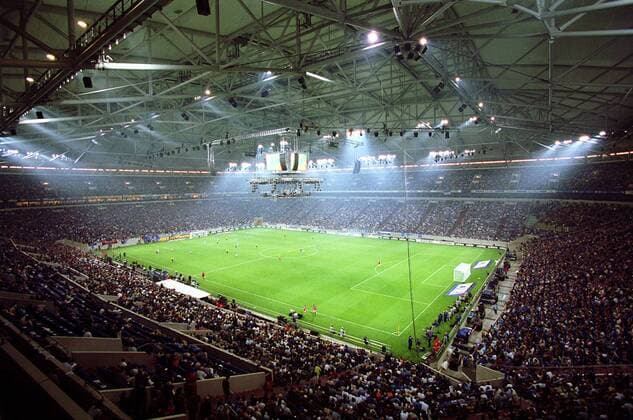 Die ausverkaufte Arena AufSchalke mit geschlossenem Dach Fußball 1. BL Herren Saison 2001 2002, Blitzturnier, Einweihung, Stadioneinweihung, Einweihungsfeier, FC Schalke 04 Totale Arena AufSchalke Gelsenkirchen Masse