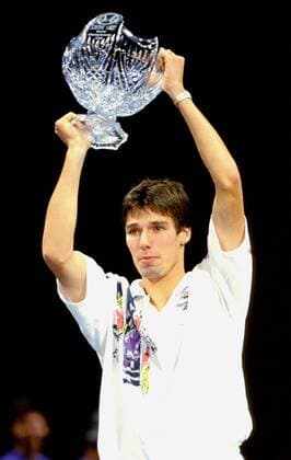 Weltmeister Michael Stich (Deutschland) präsentiert seine Trophäe Tennis WM Herren ATP-Weltmeisterschaft 1993, Tour, Finale, Endspiel, Einzelbild Frankfurt M.
