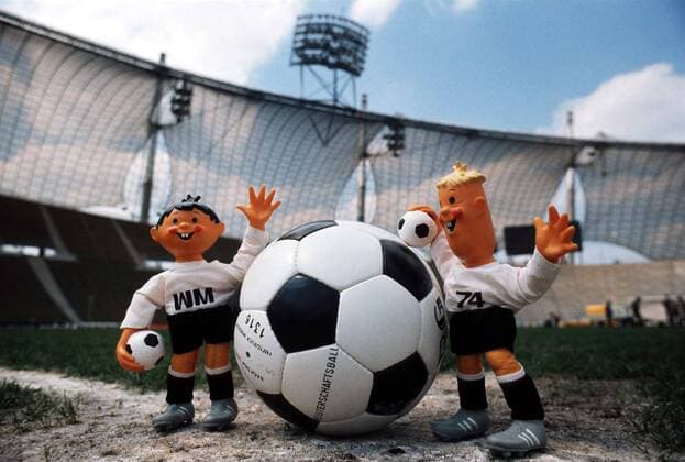Tip und Tap - die Maskottchen der Fußball-Weltmeisterschaft 1974 Fußball WM Herren Vorschau Weltmeisterschaft 1974, Nationalmannschaft, Nationalteam Gruppe Olympiastadion München