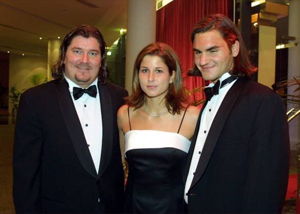 V.re. Roger Federer mit seiner Freundin Miroslava Vavrinec (beide Schweiz) und seinem Trainer Peter Lundgren (Schweden) Tennis Hopman Cup 2001 2002, ATP WTA-Tour, Silvester, Silvesterball, Silvesterabend, Silvesterfeier, Feier Gruppe Lebensgefährte, Paar, Coach Perth, Bankett