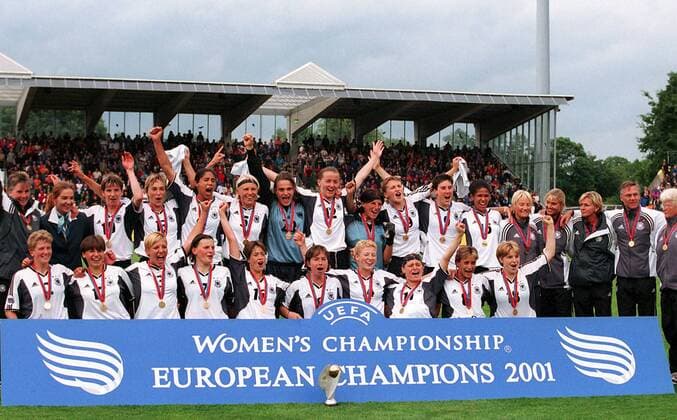 Europameister Deutschland: hinten v.li. Theune-Meyer, x, Wiegmann, Minnert, Jones, Fitschen, Angerer, C. Müller, Rottenberg, T. Wunderlich, Prinz, Omilade, Arbini, x, Neid, Lasarzewski, Friedenstab, vorn Stegemann, Hingst, Bresonik, P. Wunderlich, Lingor Fußball EM Damen Europameisterschaft 2001, Frauen, Frauenfußball, Frauennationalmannschaft, Länderspiel, Finale Totale Donaustadion Ulm Freude, Begeisterung,