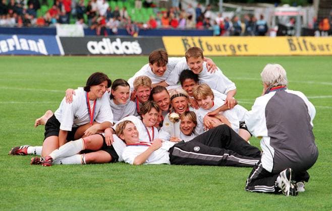 Europameister Deutschland: Hinten v.li. Ariane Hingst, Tina Wunderlich, Mitte Silke Rottenberg, Pia Wunderlich, Kerstin Stegemann, Claudia Müller, Doris Fitschen, Navina Omilade, Petra Wimbersky, vorn Sandra Minnert, Renate Lingor und Sandra Smisek vor... Fußball EM Damen Europameisterschaft 2001, Frauen, Frauenfußball, Frauennationalmannschaft, Länderspiel, Finale Totale Donaustadion Ulm Freude,