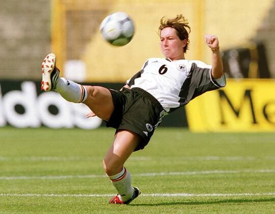 Maren Meinert (Deutschland) - Fallrückzieher Fußball EM Damen Europameisterschaft 2001, Frauen, Frauenfußball, Frauennationalmannschaft, Länderspiel, Gruppe A Einzelbild Steigerwaldstadion Erfurt Dynamik,