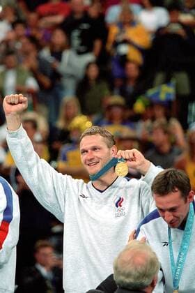 Eduard Kokcharov (Rußland) jubelt über seine Goldmedaille Handball OS Sommer Herren Olympische Sommerspiele 2000, Olympiade, Olympia, Spiele, Endspiel, Finale, Russland Einzelbild The Dome and Pavillons 3 Sydney Freude,