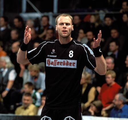 Olafur Stefansson (SCM) skeptisch Handball 1. BL Herren Saison 2001 2002, SC Magdeburg Einzelbild Bördelandhalle Magdeburg Skepsis