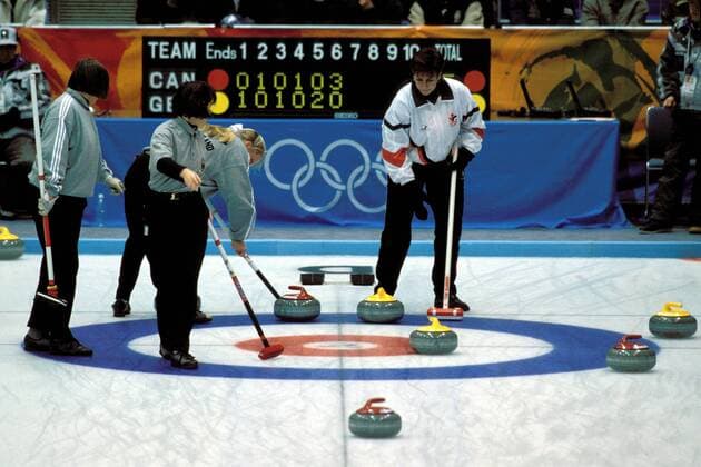 Sandra Schmirler (Kanada, re.) und Andrea Schöpp (Deutschland) im Haus Curling OS Winter Damen Olympische Spiele 1998, Winterspiele, Olympia, Olympiade, Nationalmannschaft, Nationalteam, Vdia Gruppe Kazakoshi Park Nagano