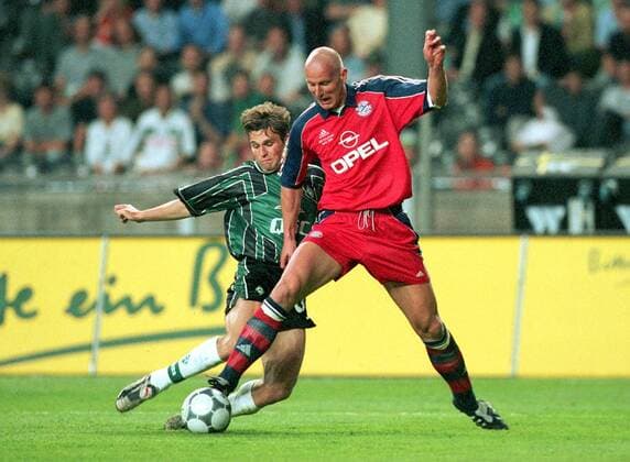 Carsten Jancker (re., Bayern) gegen Mike Barten (Bremen) Fußball 1. BL Herren DFB-Pokal 1999 2000, Pokalspiel, Pokalfinale, Pokalendspiel, Finale, Endspiel Gruppe Olympiastadion Berlin Dynamik,