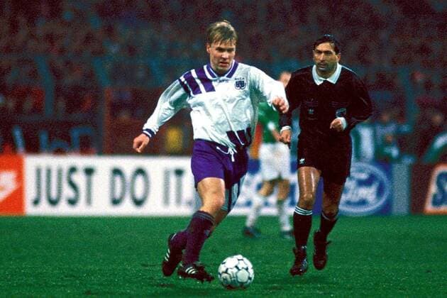 Fußball, CL 1993 1994, SV Werder Bremen - RSC Anderlecht 5-3 Par Johan Zetterberg (Anderlecht) am Ball Fußball EC 1 Herren Champions League 1993 1994, Bremen - RSC Anderlecht (Belgien) 5:3 Gruppe Weserstadion Bremen Dynamik,