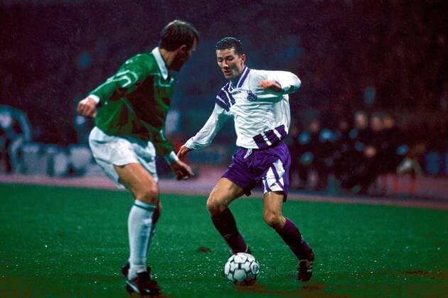 Fußball, CL 1993 1994, SV Werder Bremen - RSC Anderlecht 5-3 Danny Boffin (Anderlecht) am Ball, li. Wolter (Bremen) Fußball EC 1 Herren Champions League 1993 1994, SV Werder Bremen - RSC Anderlecht (Belgien) 5:3 Gruppe Weserstadion Bremen Dynamik,