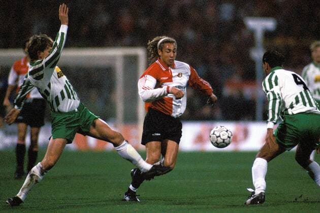 Henrik Larsson (Rotterdam, Mitte) gegen Andreas Herzog (li.) und Ramzy (beide Bremen) Fußball EC 2 Herren Europapokal der Pokalsieger 1994 1995, SV Werder Bremen - Feyenoord Rotterdam (Niederlande) 3:4 Gruppe Weserstadion Bremen Dynamik,