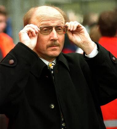 Manager Willi Lemke (Bremen) richtet seine Brille Fußball 1. BL Herren Saison 1995 1996, München - Werder Bremen 2:0 Einzelbild Olympiastadion München