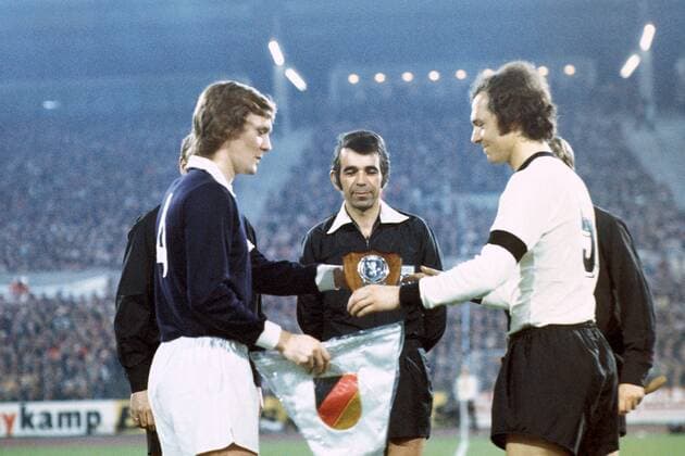 Franz Beckenbauer (BRD, re.) und David Hay (Schottland, li.) - Kapitäne beim Wimpeltausch vor Spielbeginn; dazwischen Schiedsrichter Schiller (Österreich) Fußball Länderspiel Herren Freundschaftsspiel 1974, Nationalmannschaft, Nationalteam, Nationaltrikot Gruppe Waldstadion Frankfurt M.