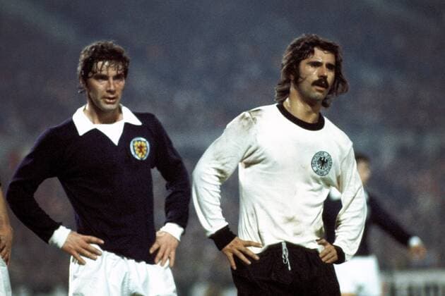 Gerd Müller (Deutschland, re.) und sein schottischer Bewacher Fußball Länderspiel Herren Freundschaftsspiel 1974, Nationalmannschaft, Nationalteam, Nationaltrikot Gruppe Waldstadion Frankfurt M.
