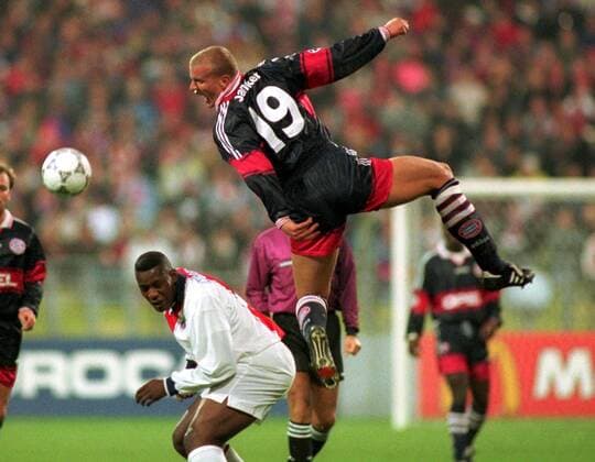 Carsten Jancker (re., Bayern) gegen Bruno Ngotty (PSG) Fußball EC 1 Herren Champions League 1997 1998, FC Bayern München - Paris Saint Germain (Frankreich) 5:1, St. Germain, Gruppe Olympiastadion München Dynamik, Höhe,