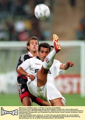Erkan Avseren (vorn, Besiktas) gegen Mehmet Scholl (Bayern) Fußball EC 1 Herren Champions League 1997 1998, FC Bayern München - Besiktas Istanbul (Türkei) 2:0 Gruppe Olympiastadion München Dynamik,