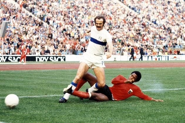 Sandro Mazzola (Italien, li.) im Duell mit Arsene Auguste (Haiti) Fußball WM Herren Weltmeisterschaft 1974, Länderspiel, Italien - Haiti 3:1, Nationalmannschaft, Nationalteam Gruppe Olympiastadion München Dynamik, Kampf,