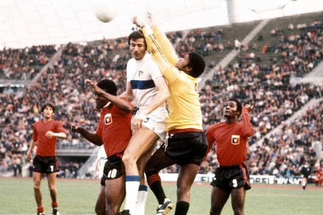 Giacinto Facchetti (Italien, Mitte) im Duell mit Guy Francois (re.) und Torwart Henry Francillon (beide Haiti) Fußball WM Herren Weltmeisterschaft 1974, Länderspiel, Italien - Haiti 3:1, Nationalmannschaft, Nationalteam Gruppe Olympiastadion München Dynamik, Kampf,
