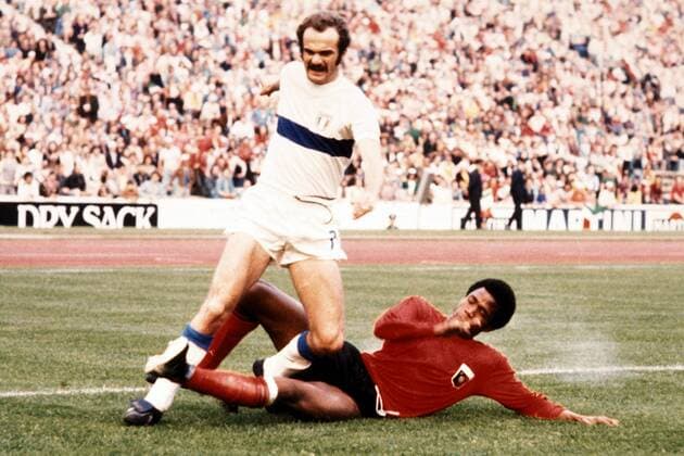 Sandro Mazzola (Italien, li.) im Duell mit Arsene Auguste (Haiti) Fußball WM Herren Weltmeisterschaft 1974, Länderspiel, Italien - Haiti 3:1, Nationalmannschaft, Nationalteam Gruppe Olympiastadion München Dynamik, Kampf,