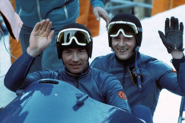 Olympiasieger Pilot Meinhard Nehmer und Bernhard Germeshausen (DDR II) Bobsport OS Winter Herren Olympische Winterspiele 1976, Olympia, Olympiade, Spiele, Bob, Zweierbob, Zweier, 2er Gruppe Nationalmannschaft, Nationalteam Innsbruck, Igls Freude,