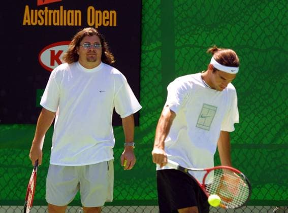 Roger Federer (re., Schweiz) und sein Trainer Peter Lundgren (Schweden) - Training Tennis Herren Australian Open 2002, ATP-Tour, Grand Slam, Hartplatz, Hardcourt, Hartplatztennis, Hartplatzturnier Gruppe Flinders Park Melbourne