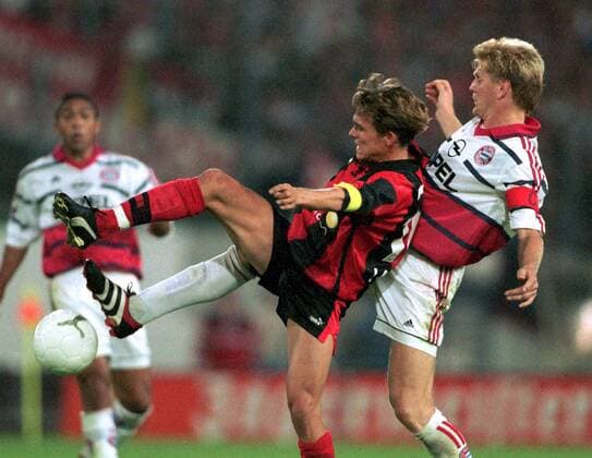 Stefan Effenberg (re., Bayern) gegen Olaf Janßen (Eintracht) Fußball 1. BL Herren Saison 1999 2000, Eintracht Frankfurt - FC Bayern München 1:2 Gruppe Waldstadion Frankfurt M. Dynamik,