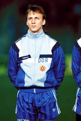 Andreas Thom (DDR) Fußball Länderspiel Herren Freundschaftsspiel 1990, Nationalmannschaft, Nationalteam Porträt Sportforum Berlin