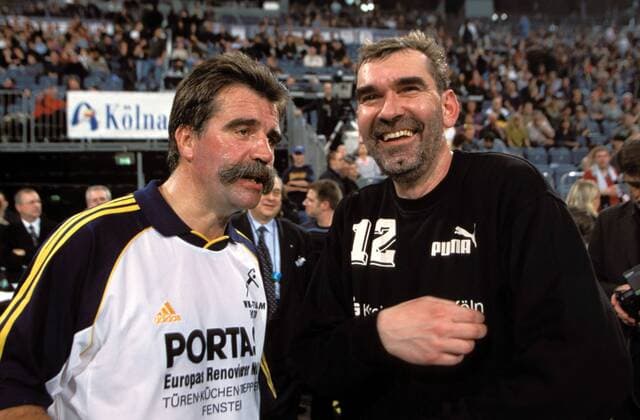 Torwartlegende Andreas Thiel (re.) und Bundestrainer Heiner Brand (beide Deutschland) Handball Herren Traditionsspiel: Weltmeistermannschaft BRD 1978 - Auswahl ehemaliger Spieler Gummersbach Kiel 14:17 Gruppe KölnArena 2001 Köln Freude,