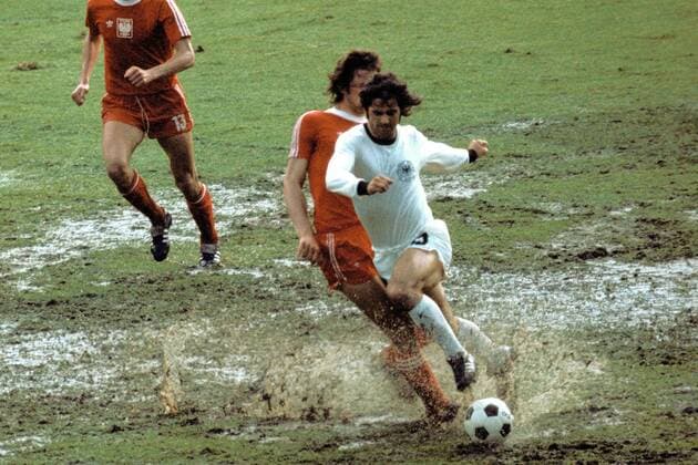 Gerd Müller (BRD, re.) setzt sich durch Fußball WM Herren Weltmeisterschaft 1974, Länderspiel, Polen - BR Deutschland 0:1, Nationalmannschaft, Nationalteam Gruppe Waldstadion Frankfurt M. Dynamik, Kampf,