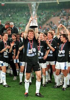 Torwart Jens Lehmann (Schalke) präsentiert den Pokal Fußball EC 3 Herren UEFA-Pokal 1996 1997, 2. Endspiel, Finale, Mailand - FC Schalke 04 1:0, 1:4 n.E., Europapokal, Pokal Totale Europacup, Giuseppe-Meazza-Stadion, San Siro Mailand Freude, Begeisterung,
