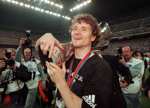 Torwart Jens Lehmann (Schalke) trägt den Pokal über der Schulter Fußball EC 3 Herren UEFA-Pokal 1996 1997, 2. Endspiel, Finale, Mailand - FC Schalke 04 1:0, 1:4 n.E., Europapokal, Pokal Einzelbild Europacup, Giuseppe-Meazza-Stadion, San Siro Mailand Glück, Freude,